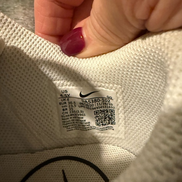 Nike boys / “fits ladies size 7 “White and Black Sneakers with Gold Accents - Picture 5 of 7